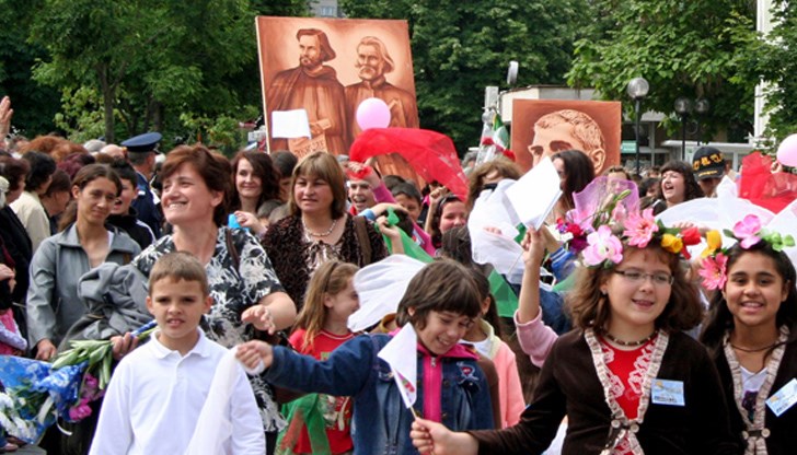 Грозно е селска бакалия да се нарича "Глобъл интернешънъл", грозно е вместо "Аз съм българче", децата ни да учат стихове и песни на английски