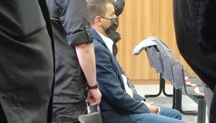 Пред съда са изправени още един полицаи и двама криминално проявени цивилни Пред съда са изправени още един полицаи и двама криминално проявени цивилни