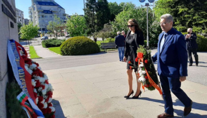 В Русе събитието се чества по традиция пред скулптурната фигура, издигната 5 години след Деня на Победата