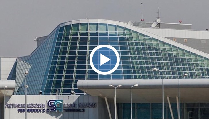 Когато има аварийно кацане на самолет, по протокол на място пристигат линейки и пожарни автомобили