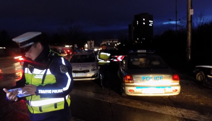 Момчето и негови приятели решили да излязат на пътното платно около 21:30 ч. Трима са в каруца без обозначителни знаци, двама - с колела Момчето и негови приятели решили да излязат на пътното платно около 21:30 ч. Трима са в каруца без обозначителни знаци, двама - с колела