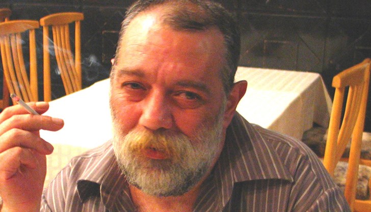 Той отдаде целия си професионален живот на журналистическата професия Той отдаде целия си професионален живот на журналистическата професия