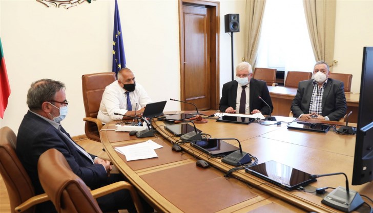 Престъпният кабинет, който си отива, при увеличаване на заразените, отпусна всички мерки, за да има пик преди изборите и да уплашат избирателите. Това само Менгеле може да го направи