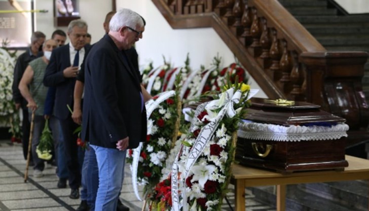 Редица известни личности от българския футбол и спорт си взеха последно сбогом с легендарния бивш футболист на ЦСКА