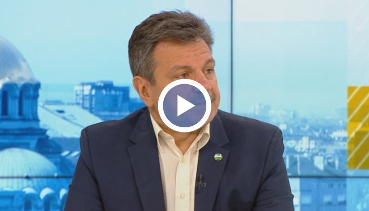 Все още имаме достатъчно много случаи на дневна база, за да не сме съвсем спокойни за обстановката, обясни пулмологът