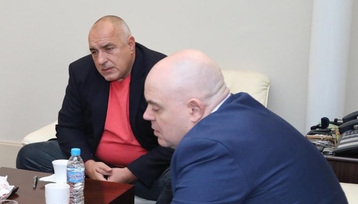 Един пенсиониран военен решава да изкара малко пари като предлага на неизвестни лица в руското посолство да им доставя информация от секретен характер. Братушките явно решават да пробват стоката. Пенсионерът намира още няколко запасни чичаци от резерва и ги обучава Един пенсиониран военен решава да изкара малко пари като предлага на неизвестни лица в руското посолство да им доставя информация от секретен характер. Братушките явно решават да пробват стоката. Пенсионерът намира още няколко запасни чичаци от резерва и ги обучава