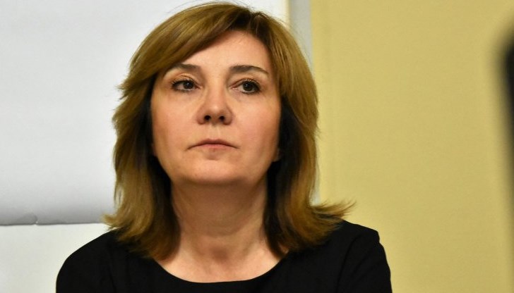 Дори и при толкова дълго стоене в управление, Димитрова не е разбрала и не знае, че Агенцията за държавни вземания е закрита преди повече от 10 години чрез вливане в управляваната от нея НАП и е трансформирана в дирекция "Държавни вземания" Дори и при толкова дълго стоене в управление, Димитрова не е разбрала и не знае, че Агенцията за държавни вземания е закрита преди повече от 10 години чрез вливане в управляваната от нея НАП и е трансформирана в дирекция "Държавни вземания"