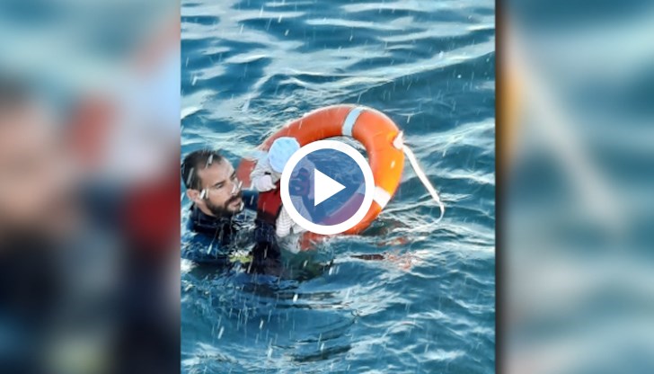 На брега екипи на Червения кръст поемат грижите за майката и бебето