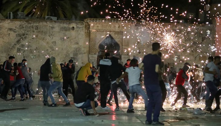 Младежите а хвърляли камъни, бутилки и други предмети Младежите а хвърляли камъни, бутилки и други предмети
