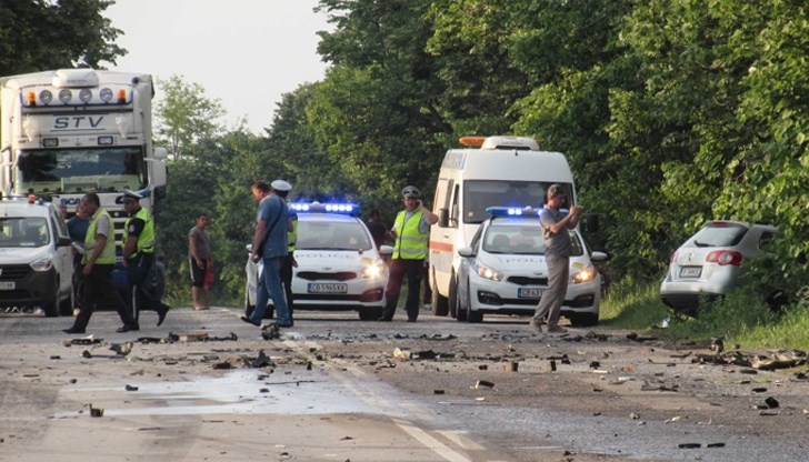 Млад шофьор тръгнал да изпреварва камиона на русенеца, но при маневрата се ударили Млад шофьор тръгнал да изпреварва камиона на русенеца, но при маневрата се ударили