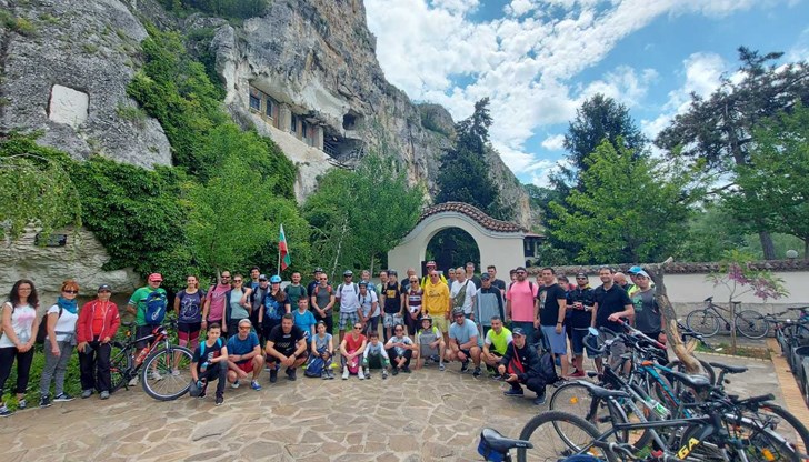 Тази неделя стръмното трасе с крайна точка Басарбовския скален манастир, бе преминато от повече от 60 души от различни възрасти, като най-малкият участник бе на 7 годинки
