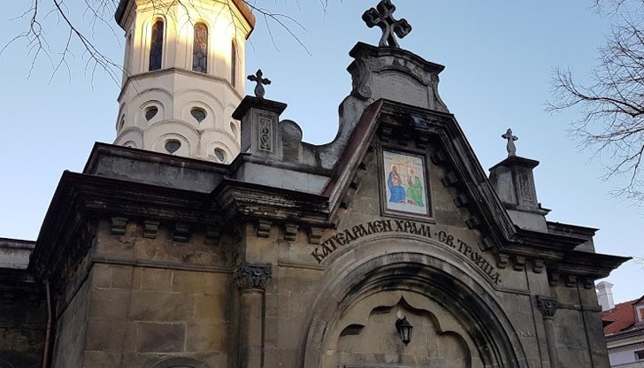 Вървим със свещ в ръка три пъти около храма, защото число три е израз на света троица Вървим със свещ в ръка три пъти около храма, защото число три е израз на света троица