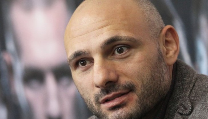 Защо ще протестираш с твоите "безплатни мъжаги", бе Стъки? Тя тази работа не е за мускули