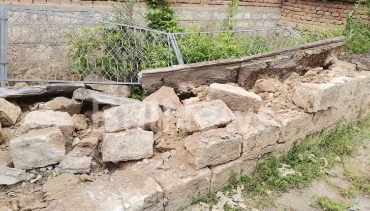 По-късно се върнал със свои близки да издърпат потрошения "Мерцедес" от имота, но без успех