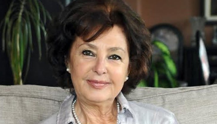 Анахид Тачева е едва на 22 години, когато печели конкурс на Българската телевизия и се превръща в най-известната ѝ говорителка Анахид Тачева е едва на 22 години, когато печели конкурс на Българската телевизия и се превръща в най-известната ѝ говорителка