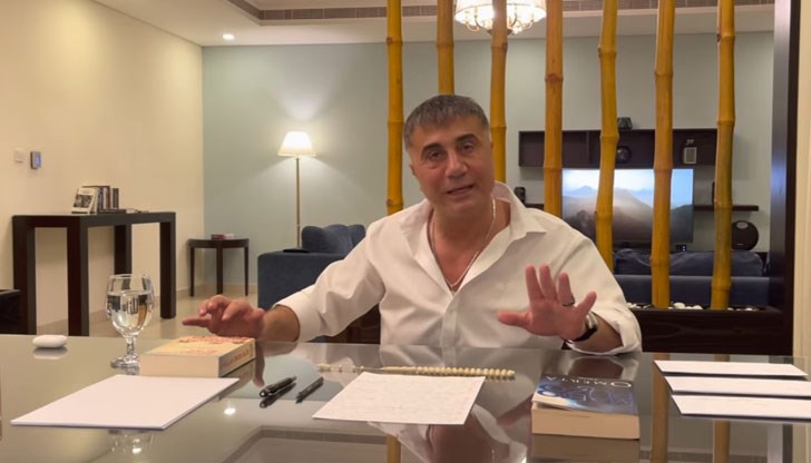 Седат Пекер публикува видеоклипове, в които обвинява водещи политици в престъпления и зависимости