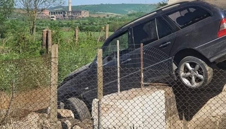 Дамата зад волана не е успяла да вземе завоя