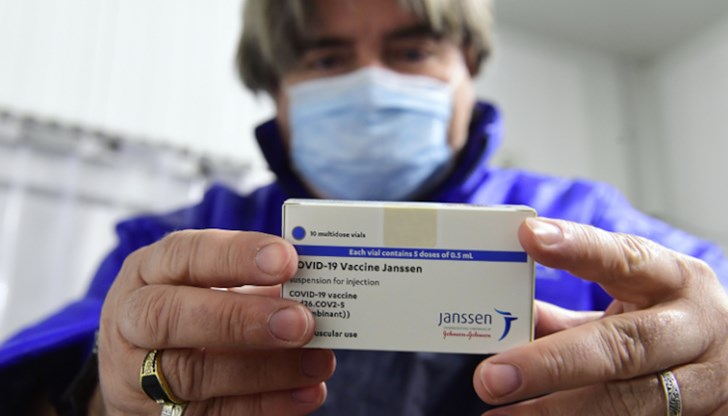 Ползите от използването на ваксината не надвишават риска от образуване на съсиреци