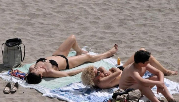 Плажът в морския град се изпълни с хора