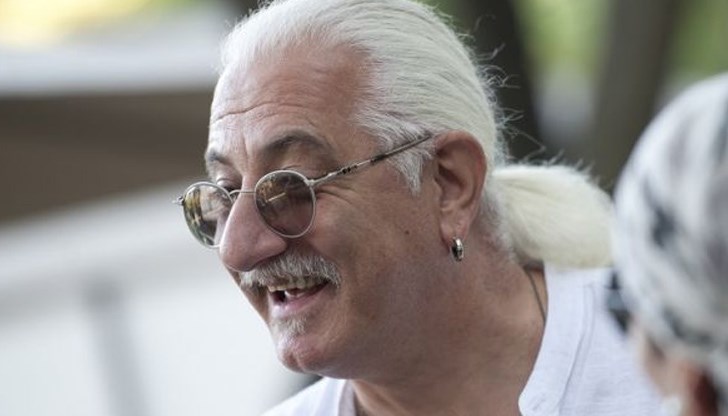 В 5-членната комисия, освен него, влизат още Катя от дует "Ритон" и композиторът Красимир Гюлмезов от дует "Шик" В 5-членната комисия, освен него, влизат още Катя от дует "Ритон" и композиторът Красимир Гюлмезов от дует "Шик"