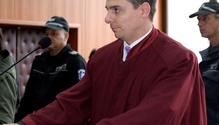 Отвлекли и пребили дилър