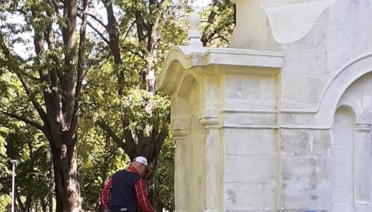 Скулпторът Зюхтю Калит отново работи по почистването на гробниците