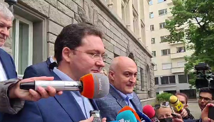 Подписката внесоха Цветомир Паунов, Георг Георгиев и Даниел Митов от ГЕРБ и лидерът на СДС Румен Христов