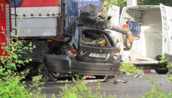 Загинали са двама младежи – момче и момиче, което тази вечер е трябвало да празнува абитуриентския си бал