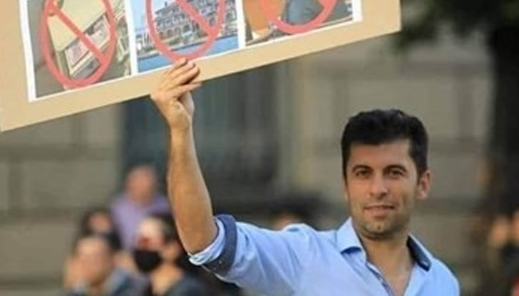 Има база данни за близо 400 000 компании в България, анализирал ги е по клъстери, по индустрии, взаимовръзки