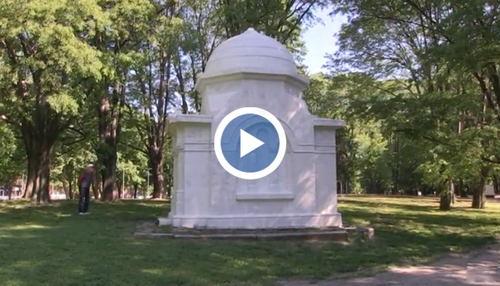 Скулптор обясни, че сегашният бял цвят не се дължи на боя, а на почистване с химикали