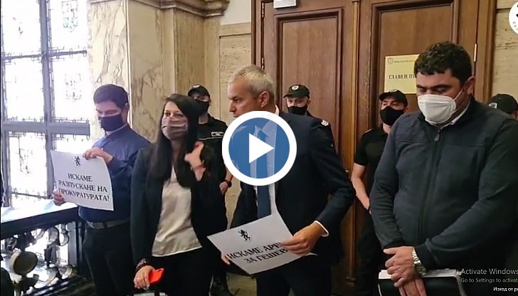 "Гешев поиска отстраняване на „Възраждане“ , като това беше политическа поръчка. Той, както знаете, не взима сам решенията. Нас не ни е страх. Затова те искат заличаване на „Възраждане“, поясни Костадинов