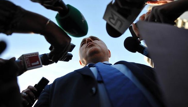 Ако разчитахте на БНТ, БТВ и Нова - никога нямаше да разберете какво се е случило. Те предават от хола, от кухнята, от столовата, от спалнята, но не и от комисията