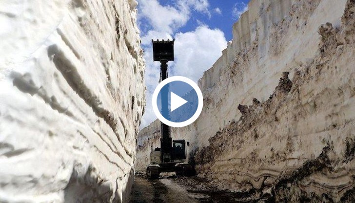 Докато голяма част от страната се радва на летни температури, в Хаккяри борбата със снега продължава