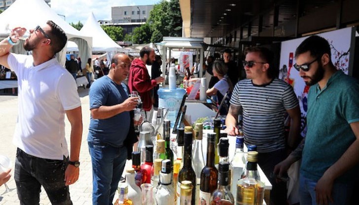 Бутикови ракии с шафран, с трюфели и ракия с люти чушки са сред нетрадиционните напитки, родени в локдауна, за да доставят истинска наслада на консумиращите ги Бутикови ракии с шафран, с трюфели и ракия с люти чушки са сред нетрадиционните напитки, родени в локдауна, за да доставят истинска наслада на консумиращите ги