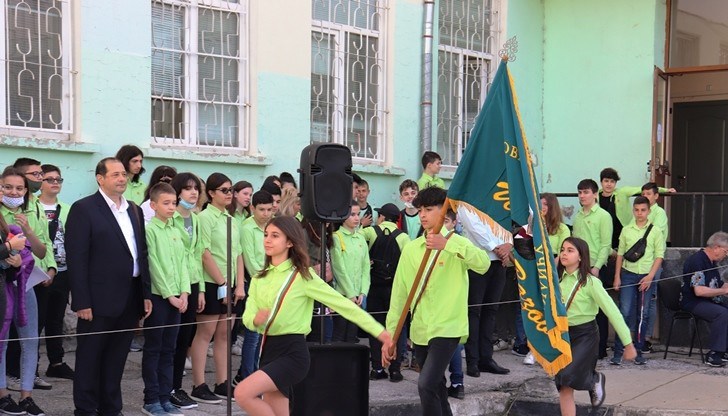 Точно в 09.00 ч. под звуците на „Тих бял Дунав“ бе посрещнато училищното знаме на ОУ „Иван Вазов“