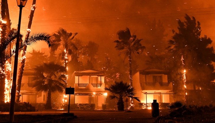 В гръцката област вече четвърти ден бушува горски пожар