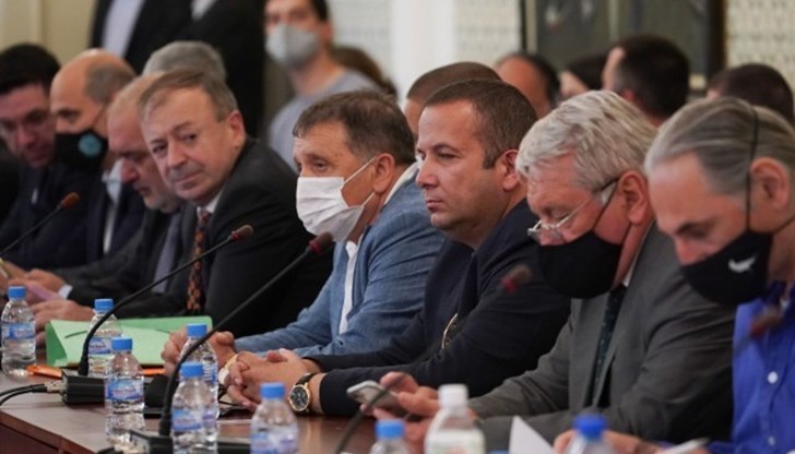 Бизнесменът Светослав Илчовски предоставя на комисията по ревизията на управлението на Борисов видео и снимки, доказващи финансови престъпления на управляващите от ГЕРБ