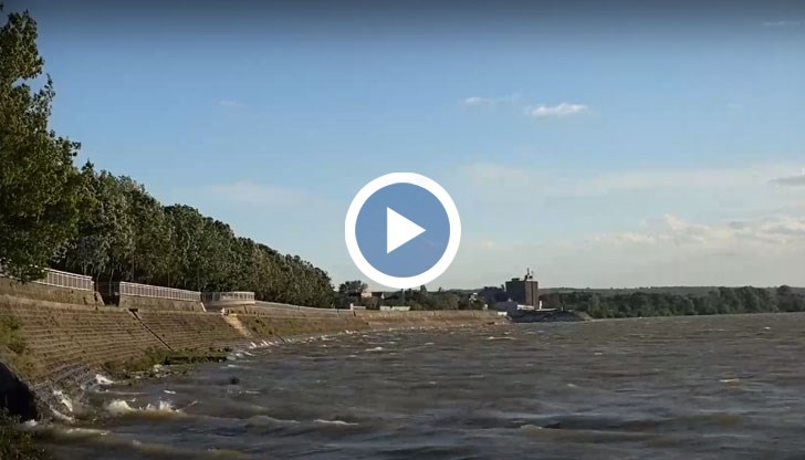 Поривите му в град Русе достигнаха 100 км/ч.