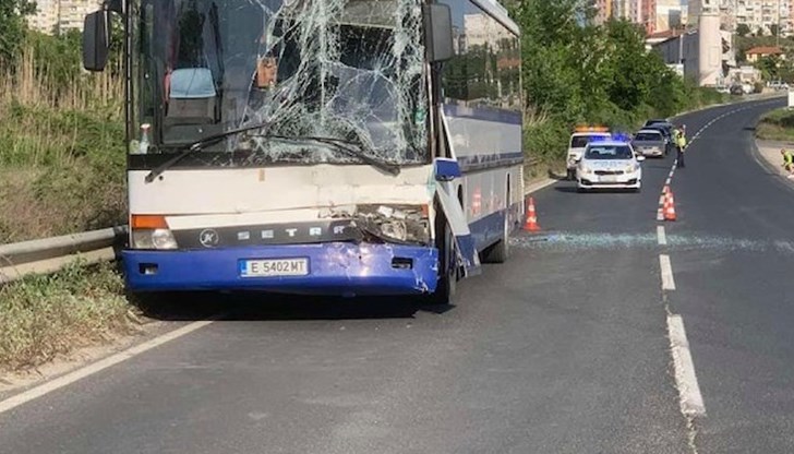 Шофьорът на тира не е пуснал мигача - това довело до удара на автобуса