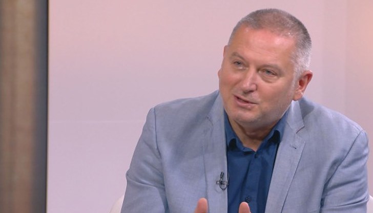 „Човек е направен от това, което изрича. В последно време ние използвахме думите малко повече, за да пренасяме агресия с тях", каза още писателят