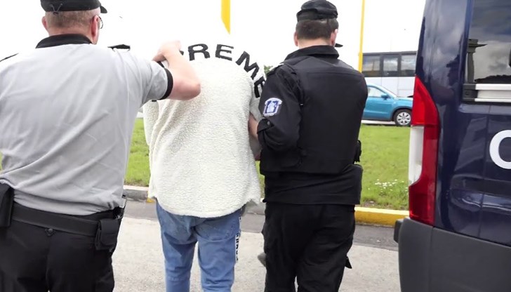 Нападателят е бил отведен в районното управление и задържан Нападателят е бил отведен в районното управление и задържан