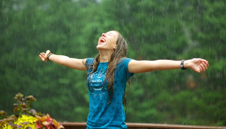 Дъждовните капки от Май до Юли са топли и пълни с електричество и магнетизъм