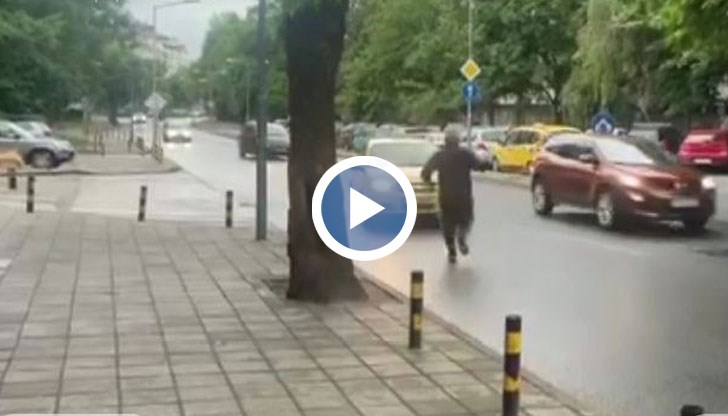 Такси тръгна само, шофьорът го гони