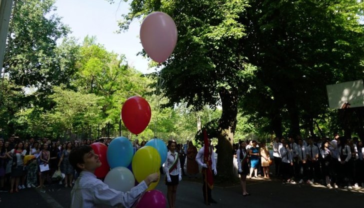 Абитуриентите изненадаха своите преподаватели като ги поканиха на танц на песента „Заедно“ пред цялото училище, с което показаха признателността и уважението си към тях