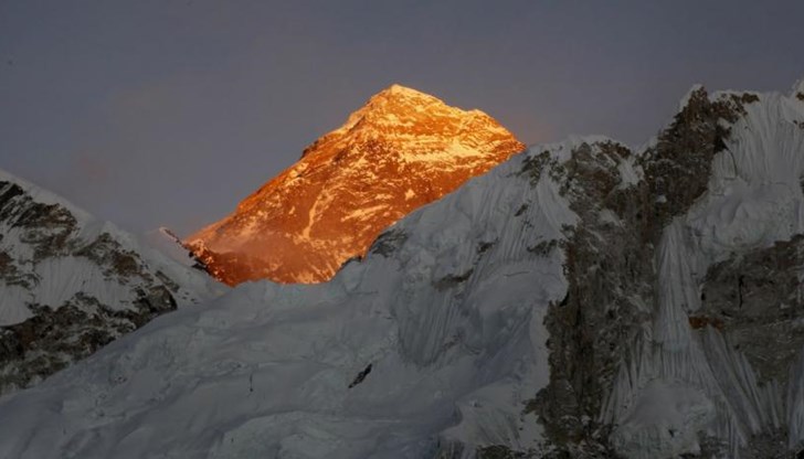Хималайската нация, която има такъв недостиг на кислородни апарати, е поискала от планинарите да си върнат изпразнените бутилки