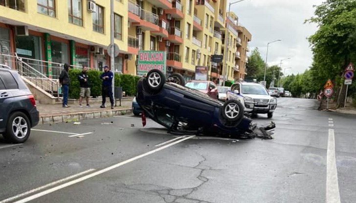 Форд "Фокус" се блъска в дърво, обръща се по таван и след това пламва