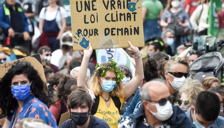Демонстрантите преминаха в шествие зад транспарант с надпис "Закона за климата = Провал на президентския мандат"