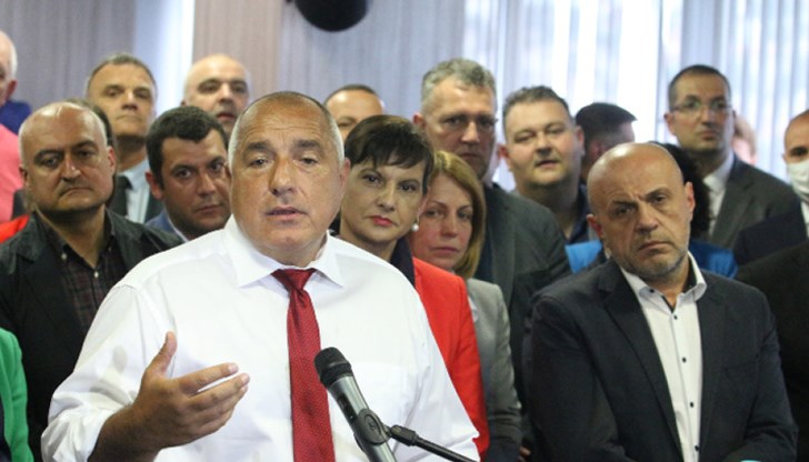 "Злото е на колене, но когато змията чувства края си, тя става най-опасна и способна на всичко" предупреждава Николай Слатински "Злото е на колене, но когато змията чувства края си, тя става най-опасна и способна на всичко" предупреждава Николай Слатински