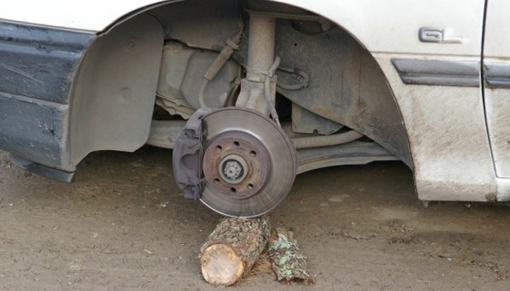 Русенката не могла да отиде на работа, тъй като заварила служебния си автомобил подпрян на две стари гуми, а новите били отмъкнати