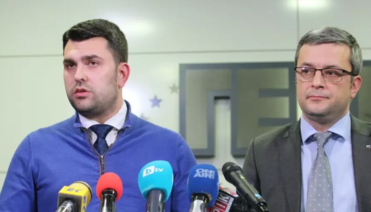 Гербъ от край време имат затруднения с четенето, прочитат една дума и край, вече са на фронта Гербъ от край време имат затруднения с четенето, прочитат една дума и край, вече са на фронта